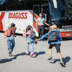 Schulkinder laufen in Richtung Bus