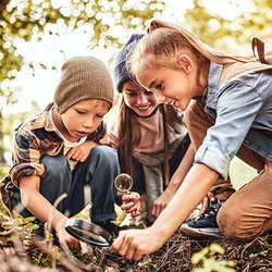 Schulkinder laufen in Richtung Bus