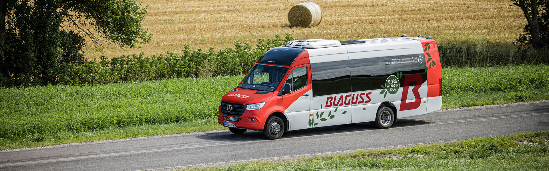 Blaguss Bus auf Landstraße