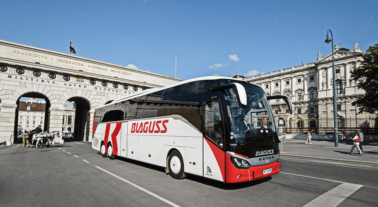Blaguss Bus vor Hofburg in Wien