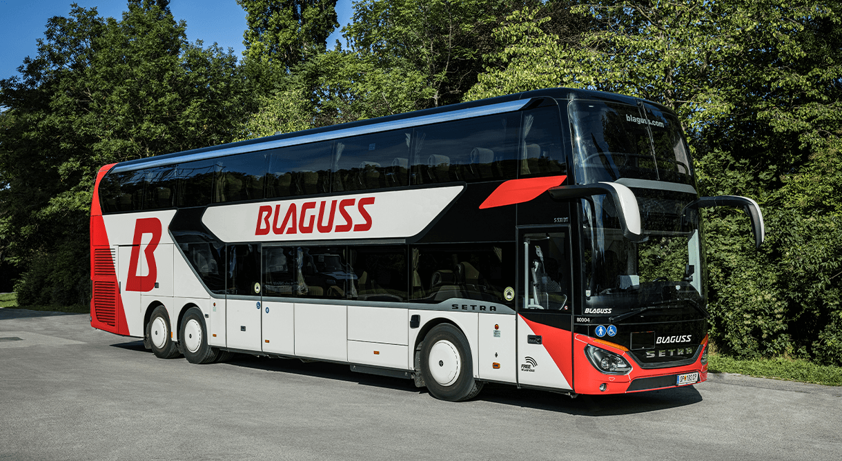 Blaguss Stockbus auf Parkplatz