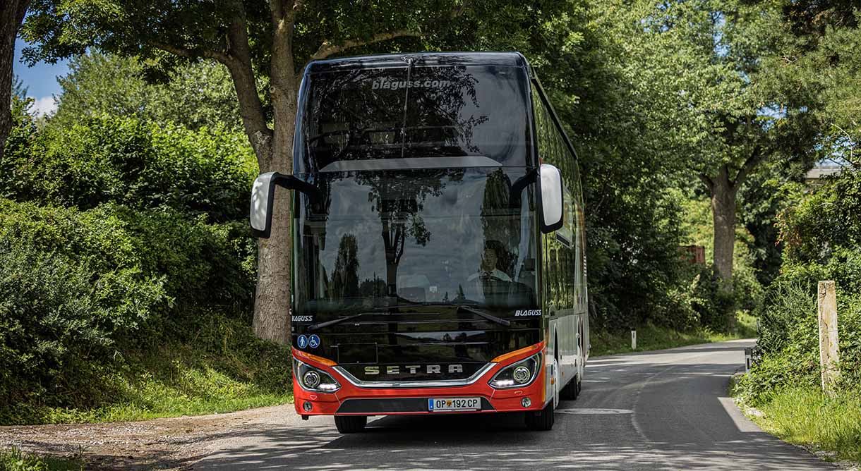 Blaguss Stockbus auf Landstraße 