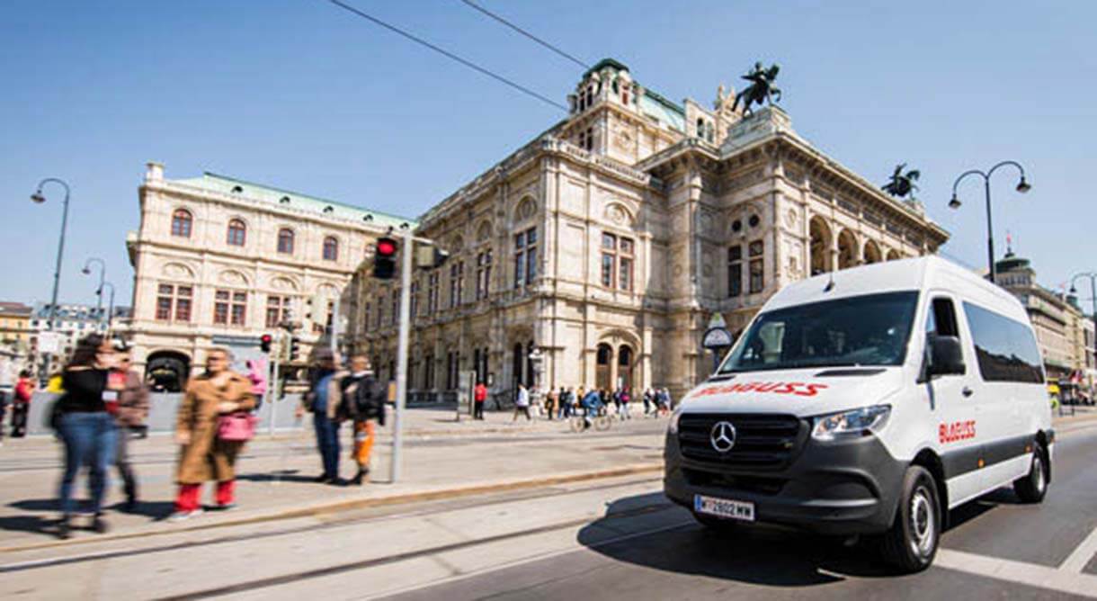 Blaguss Rolli-Bus 8-Sitzer vor Oper in Wien