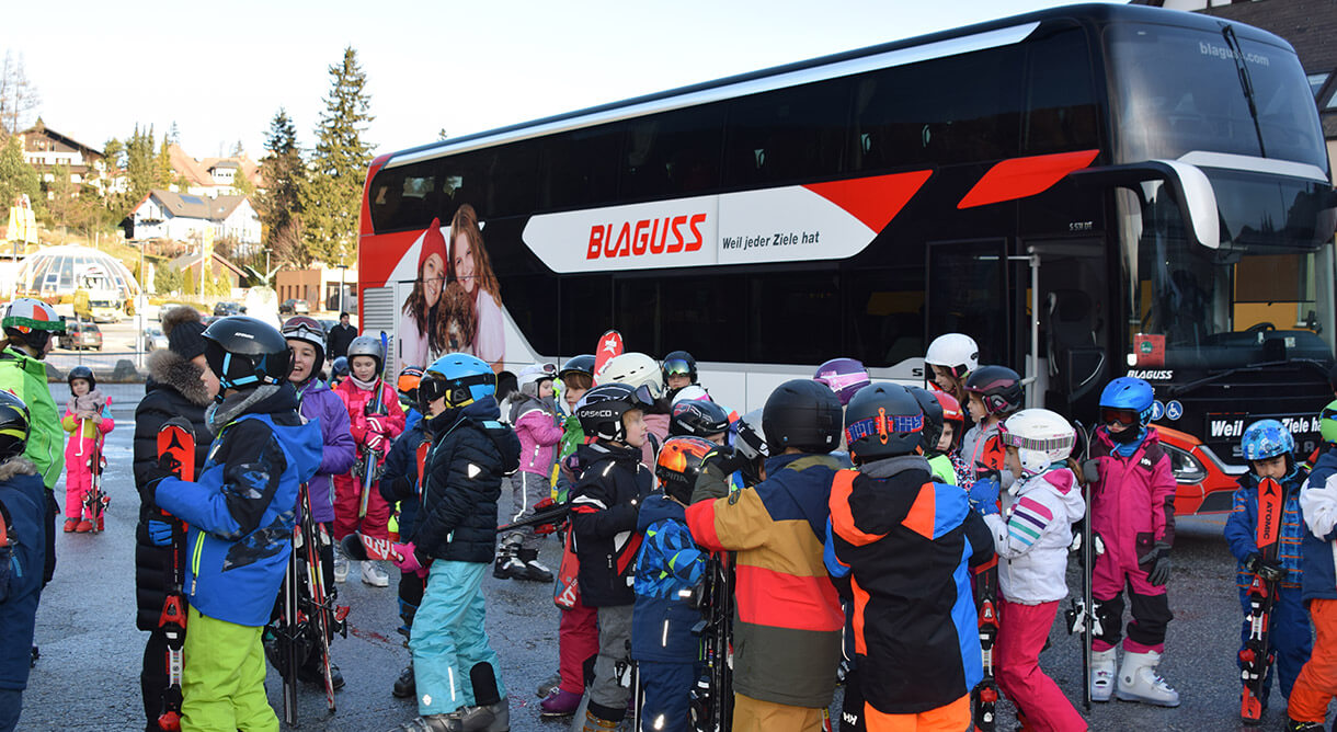 Kinder vor Blaguss Bus am Semmering