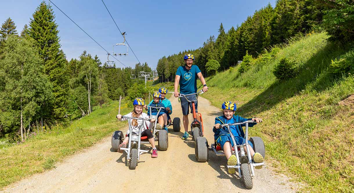 Kinder in Mountaincarts auf der Erlebnisalm Mönichkirchen