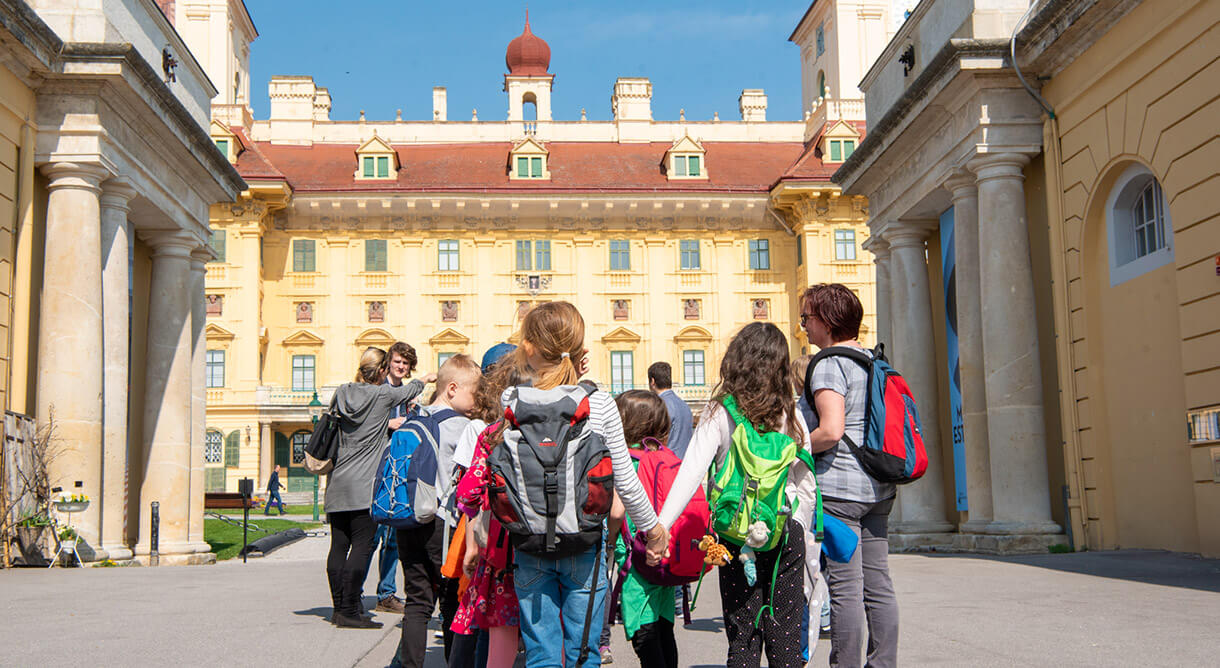 Kinder vor dem Schloss Esterhazy