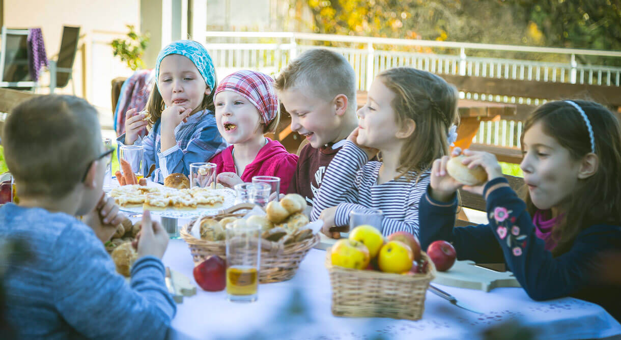 Schule am Bauernhof - Kinder beim Essen