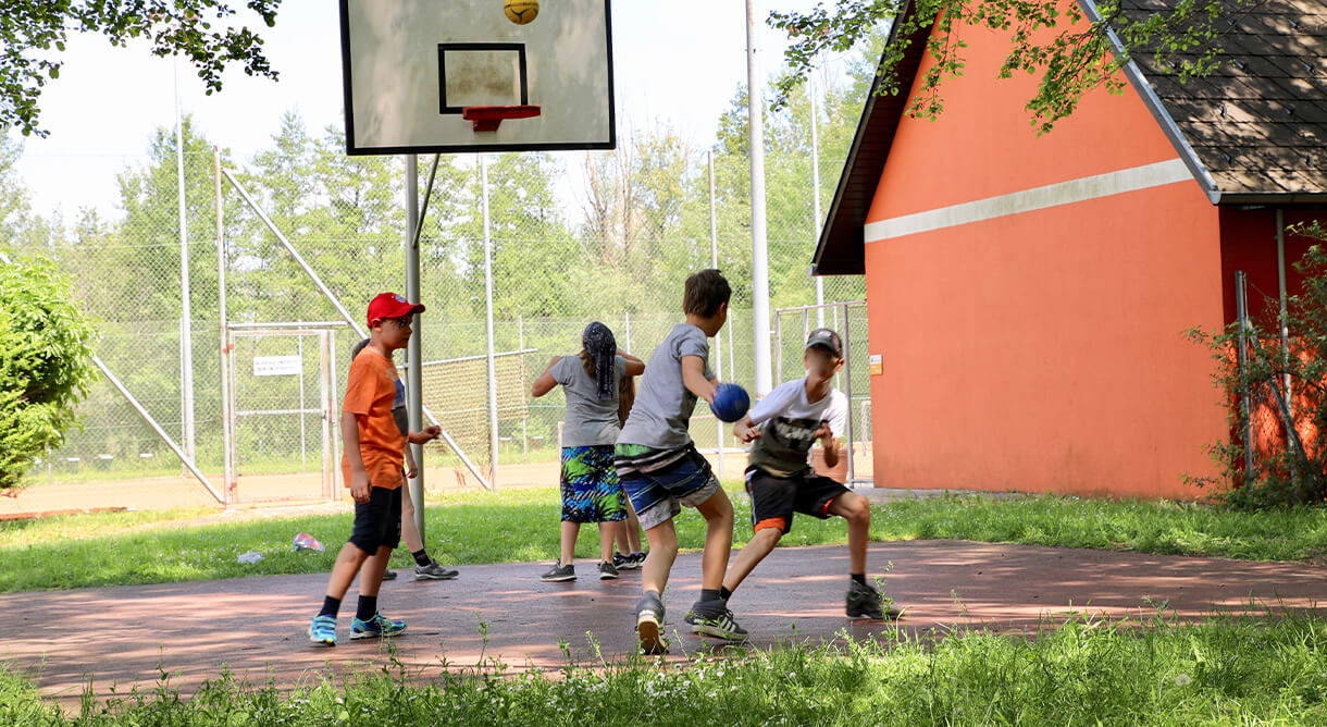 Kinder spielen Basketball