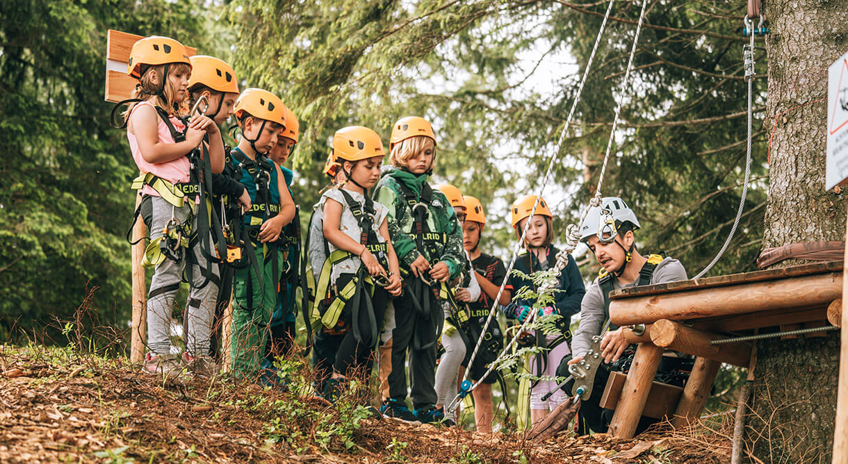 Kinder klettern im Waldseilgarten Hirschenkogel