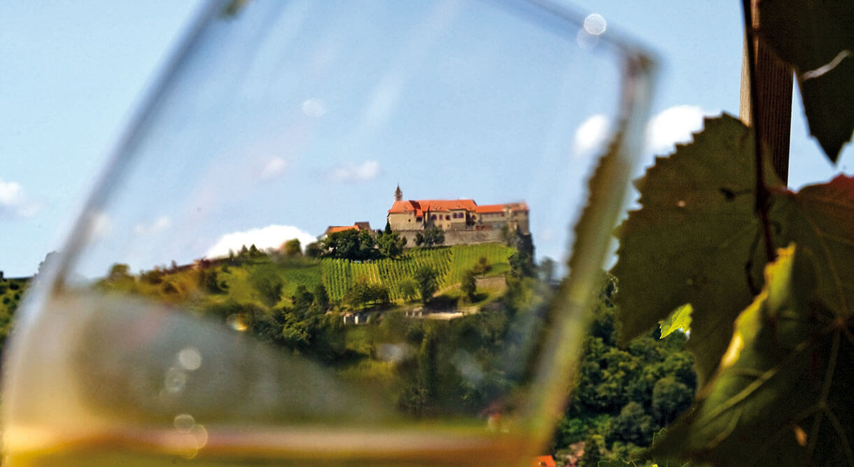 Riegersburg durch Weinglas