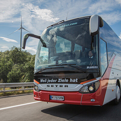 BLAGUSS Bus mit Windrad BLAGUSS Bus mit Windrad im Hintergrund.