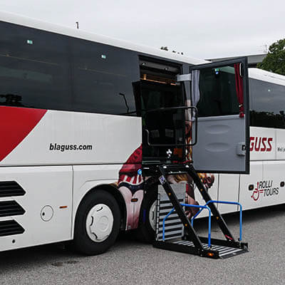 BLAGUSS Rolli Bus und ausgefahrener Bühne.