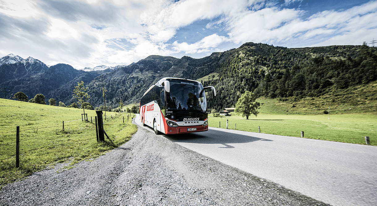 Blaguss Bus in den Bergen